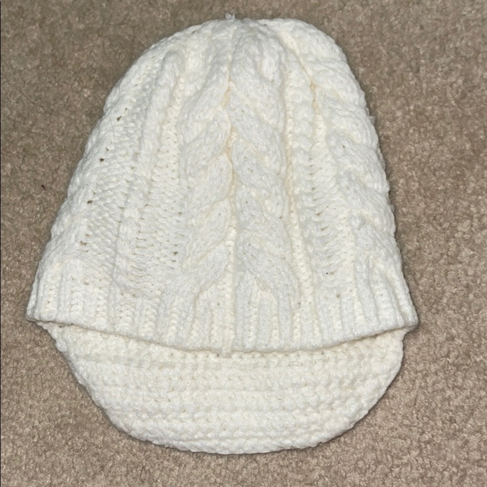 Knit white beanie never been worn